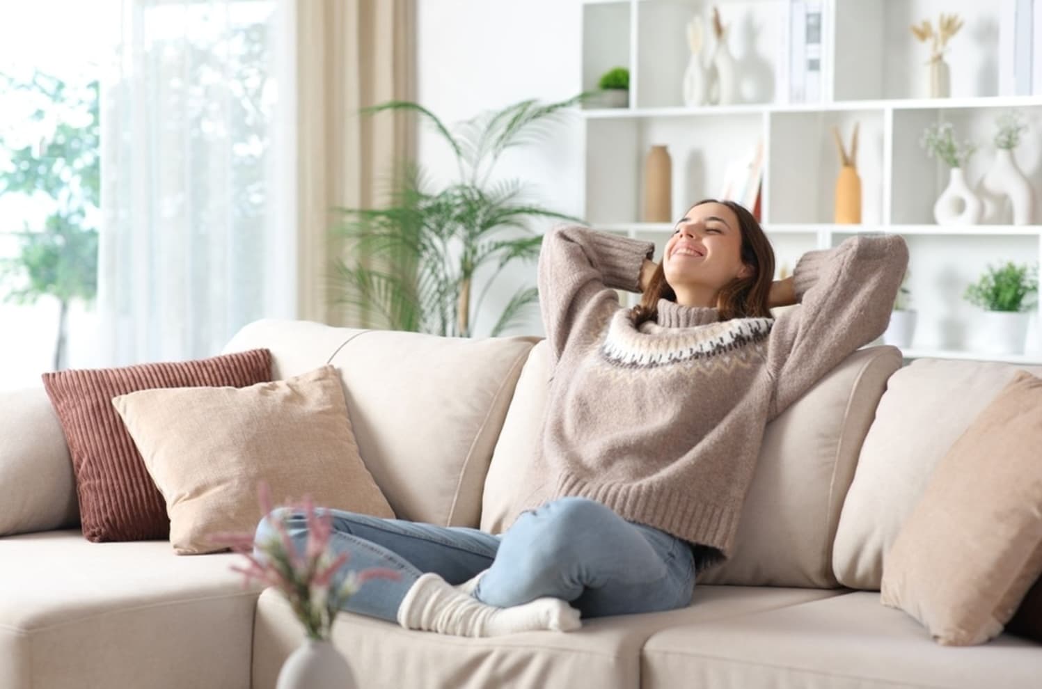 Person som sitter avslappet hjemme